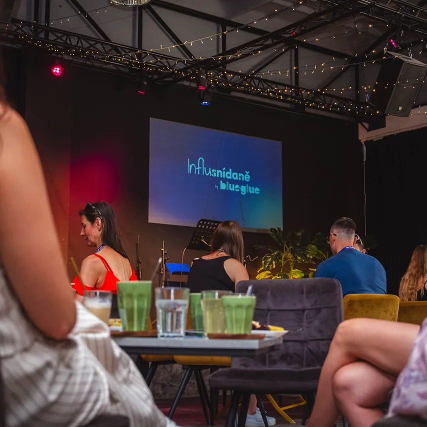 Účastníci u stolů při prezentaci o influencer marketingu