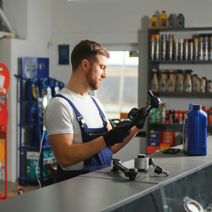 Muž prohlíží autodíl u pultu – Auto Hotárek
