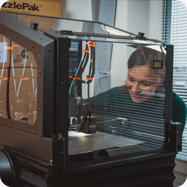 Kolega z ACOMWARE sleduje 3D tiskárnu