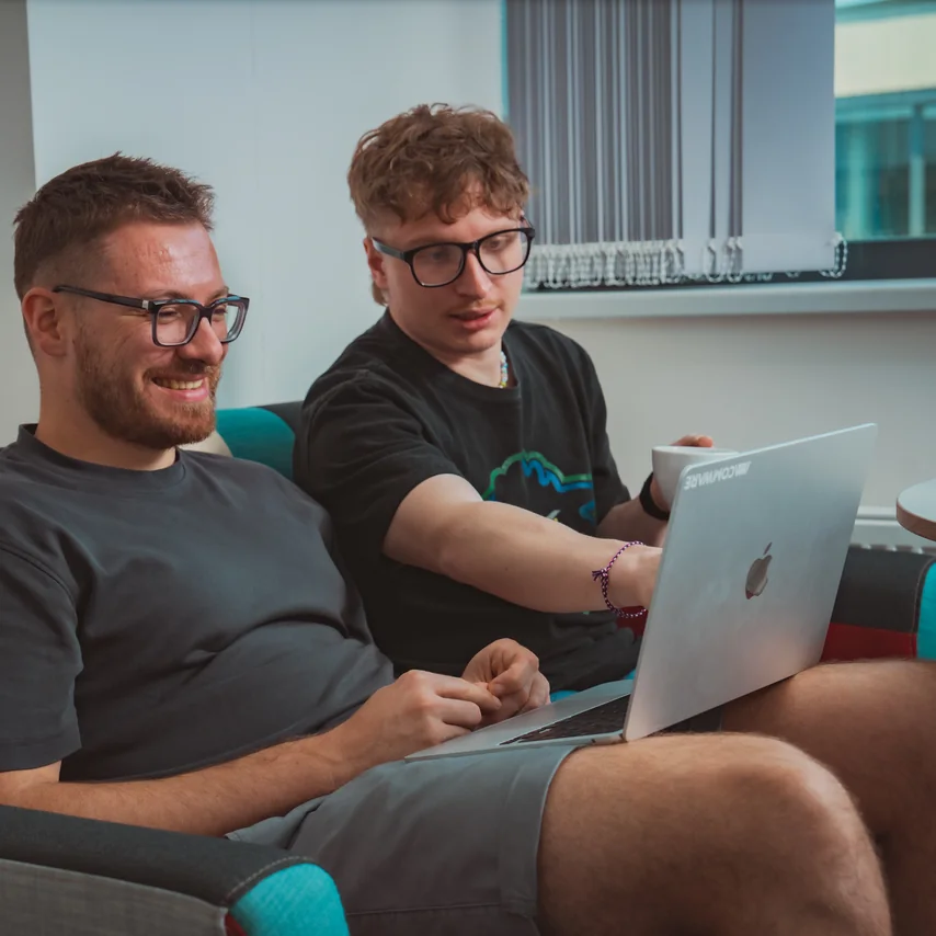 Karel s kolegou nad notebookem v ACOMWARE